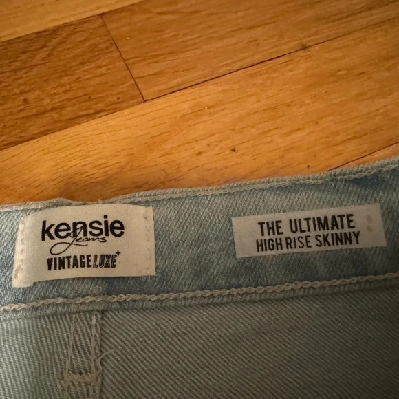Kenzie Jeans Ultimate High Rise Skinny Jeans. Light wash with tropical pattern. - Picture 6 of 6
